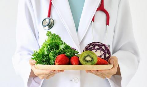 photo of doctor with healthy eating options