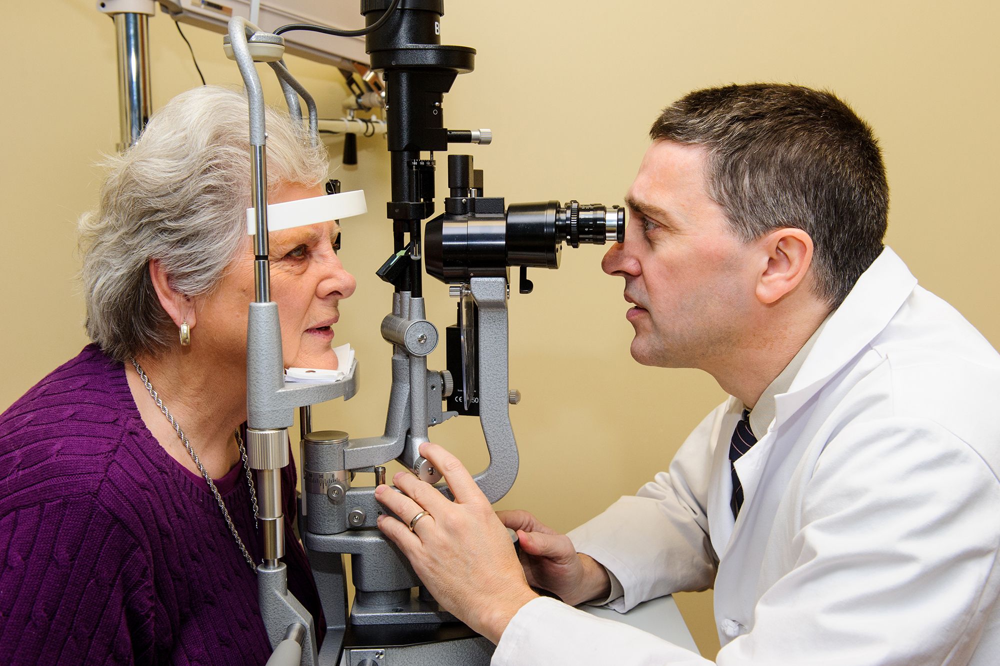 photo of Dr. Fraunfelder and patient