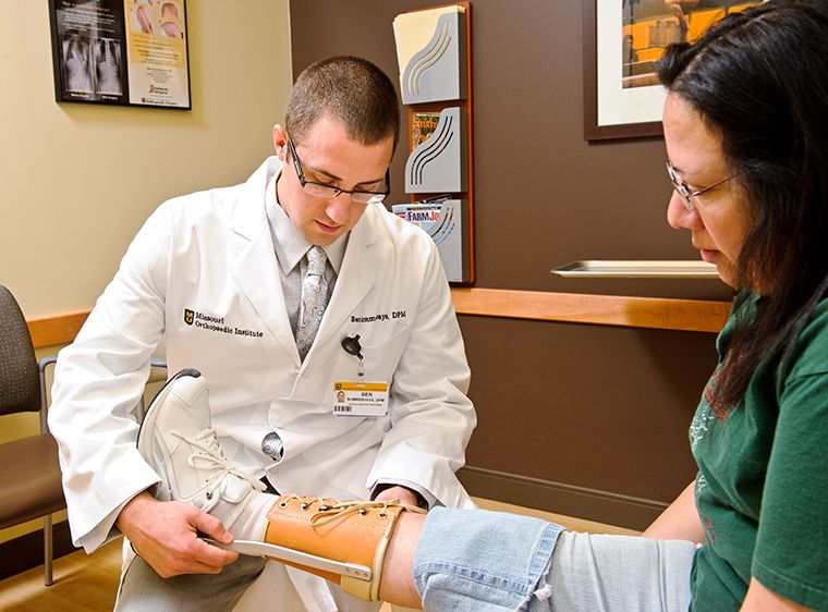 photo of Dr. Summerhays examining a patient with foot and ankle pain