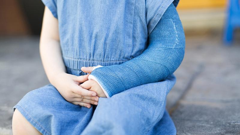 young girl with arm cast