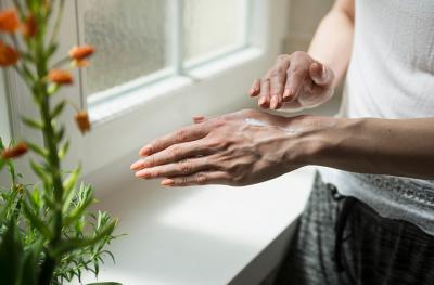 moisturizing chapped hands