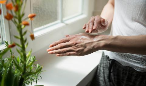 moisturizing chapped hands