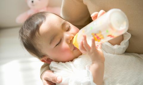 baby drinking bottle