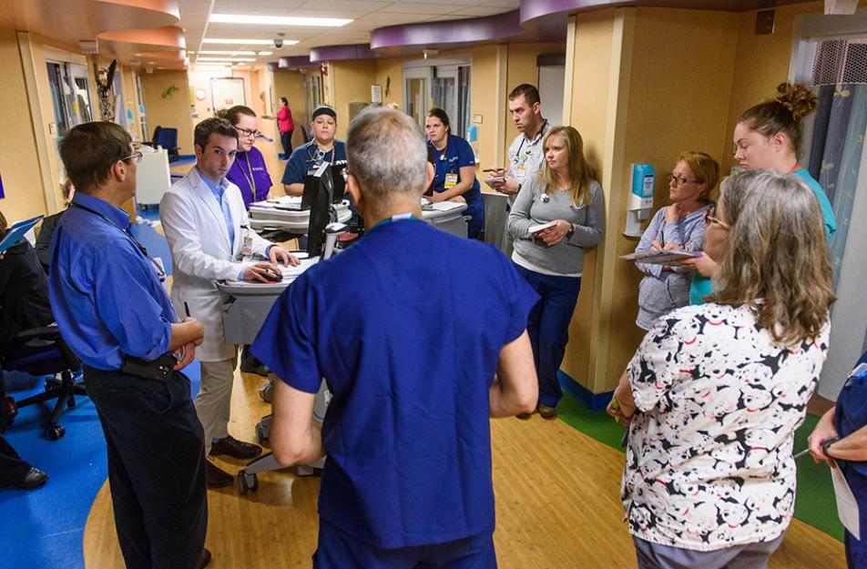 doctors and nursing meeting in the hallway